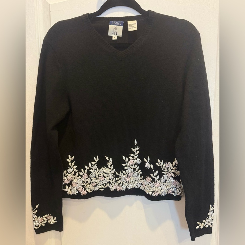 COUSIN JOHNNY ANTHROPOLOGIE
Black Wool V-Neck Beaded Sweater M